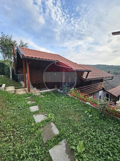 Casă cu 9 camere cu Teren 750 Mp în Rona de Jos