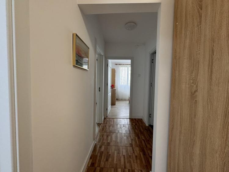 Apartament cu 3 camere decomandat, mobilat în Titan