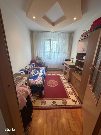 Apartament cu 3 camere semidecomandat în Craiovița Nouă