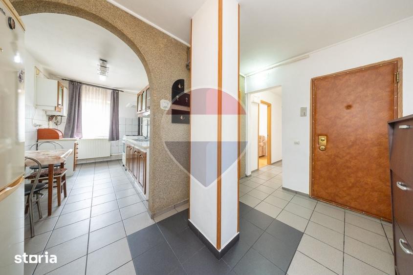 Apartament cu 3 camere decomandat în Tractorul