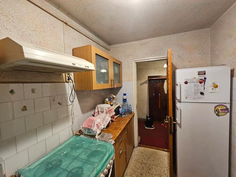 Apartament cu 3 camere decomandat, mobilat în Titan