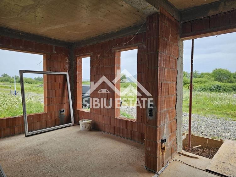Duplex cu 5 camere cu Canalizare în Șelimbăr