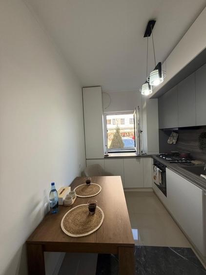 Apartament cu 3 camere decomandat, mobilat în Central