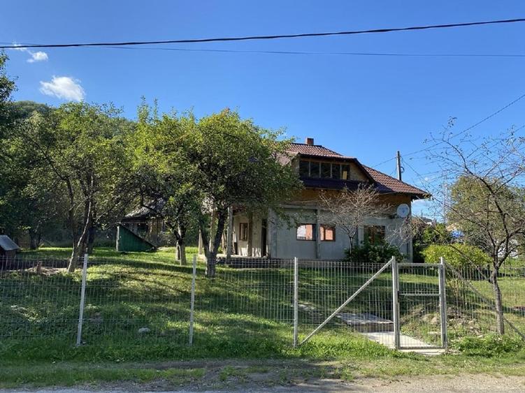 Casă individuală cu 2 camere cu Teren 900 Mp în Tarcău