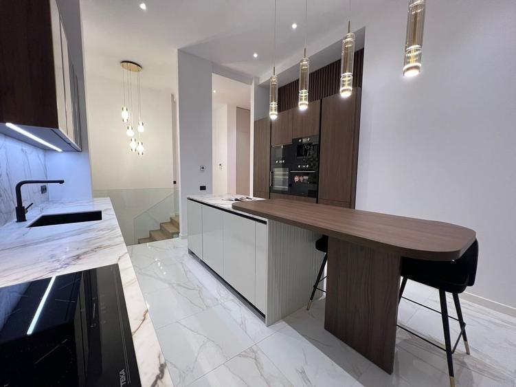 Apartament cu 4 camere decomandat în Herăstrău