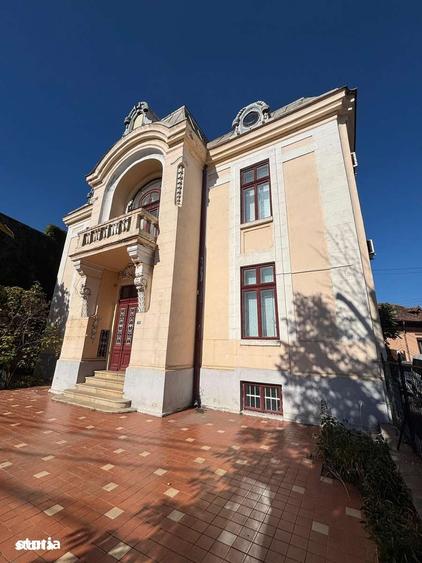 Casă cu 9 camere decomandat cu Teren 1470 Mp în Central