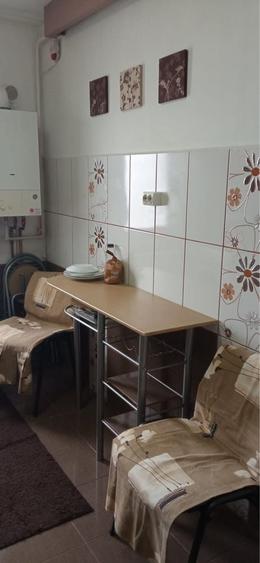Apartament cu 2 camere semidecomandat în Podu Roș