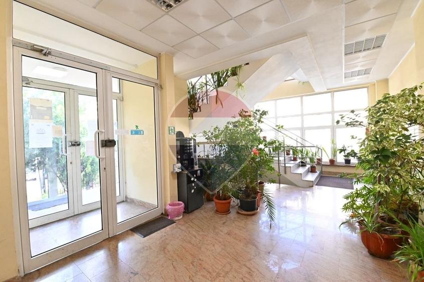 Birou, de 1,525 mp, în Central