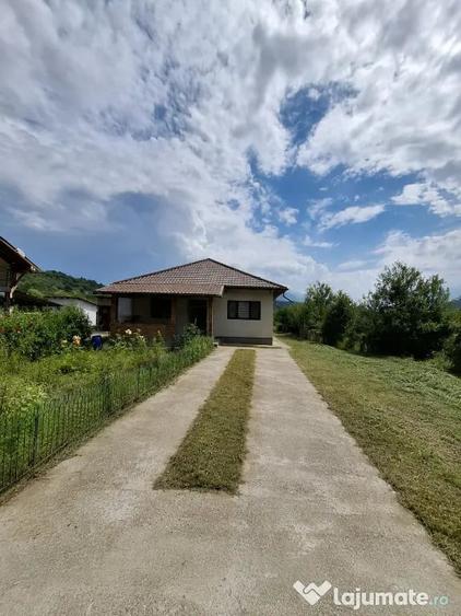 Casă cu 3 camere cu Teren 2370 Mp în Mihăești