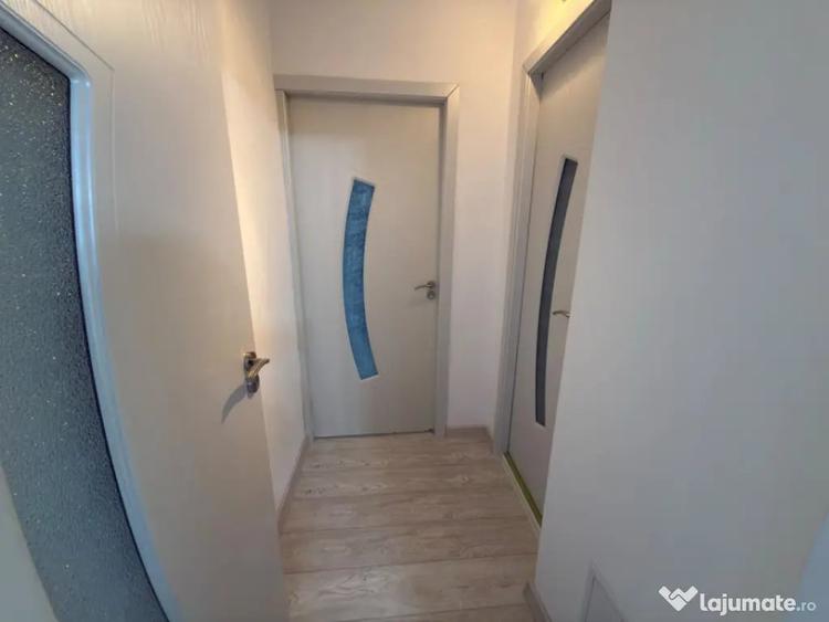 Apartament cu 3 camere semidecomandat în Mărășești