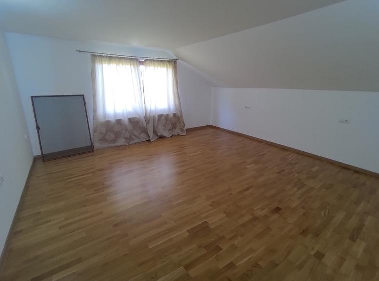 Casă individuală cu 4 camere cu Canalizare în Central