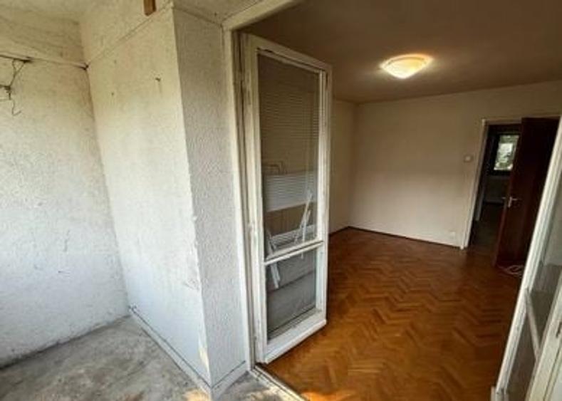 Apartament cu 4 camere decomandat, mobilat în Titan