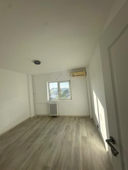 Apartament cu 4 camere decomandat în Enachiță Văcărescu