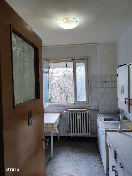 Apartament cu 4 camere decomandat, mobilat în Berceni