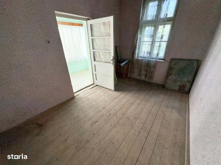 Casă cu 4 camere cu Teren 12500 Mp în Central