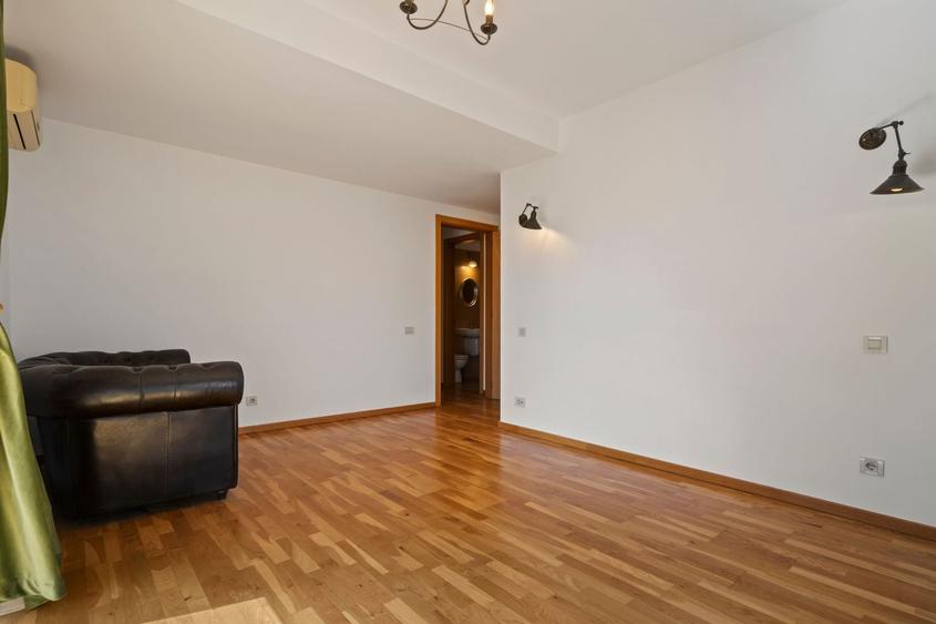Apartament cu 3 camere decomandat, mobilat în Central