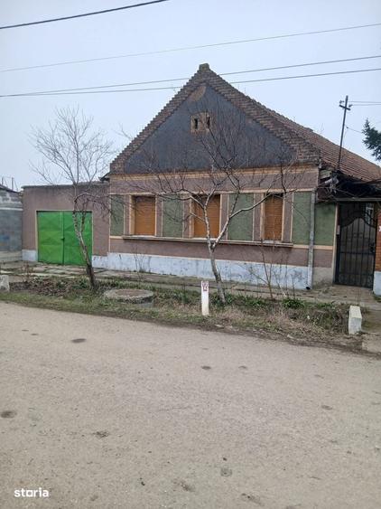 Casă cu 4 camere în Sântion