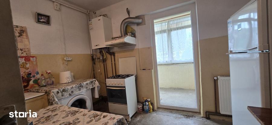 Apartament cu 3 camere decomandat în Micro 12