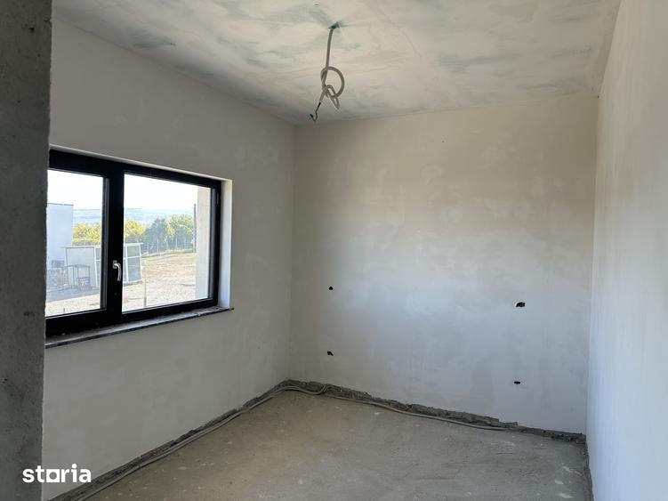 Casă cu 4 camere cu Teren 500 Mp în Podu Roș