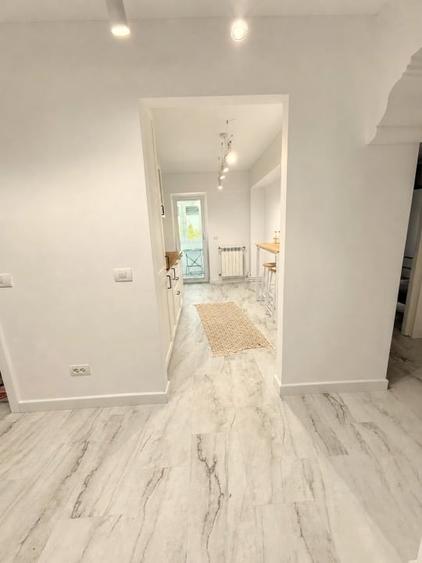 Apartament cu 3 camere decomandat, mobilat în Far