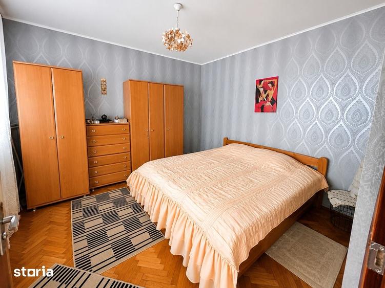 Apartament cu 3 camere semidecomandat în Podu Roș