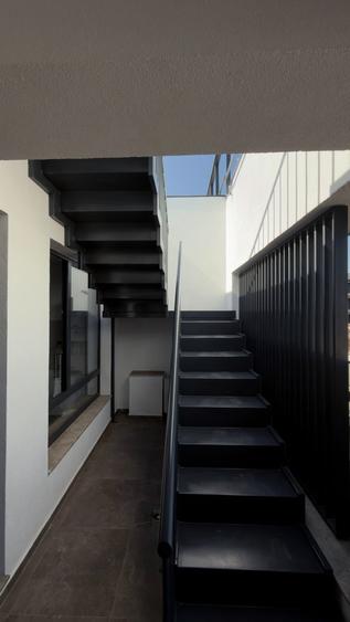 Penthouse cu 5 camere semidecomandat în Pipera