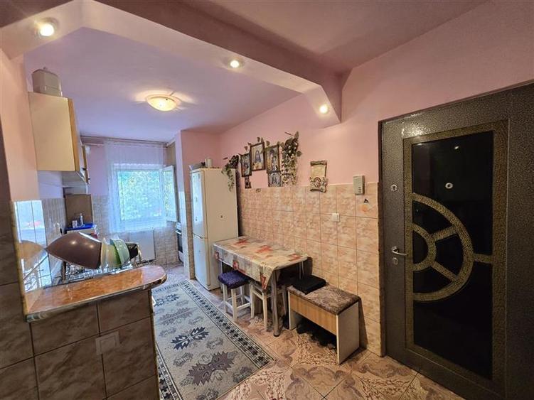 Apartament cu 2 camere decomandat în Triaj