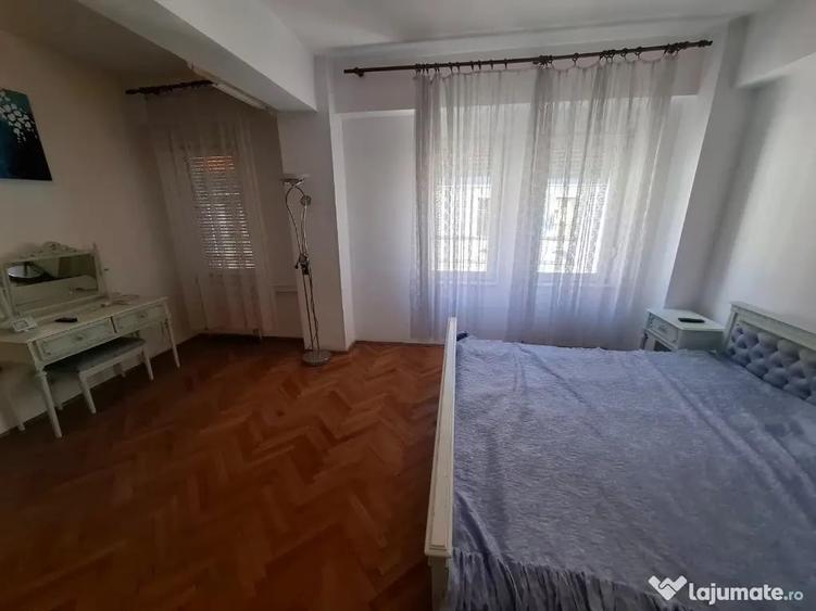 Apartament cu 3 camere decomandat în Boul Roșu
