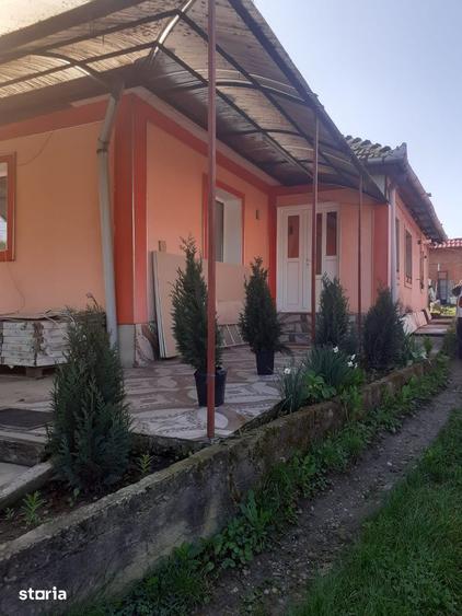 Casă cu 5 camere cu Teren 1400 Mp în Bonț