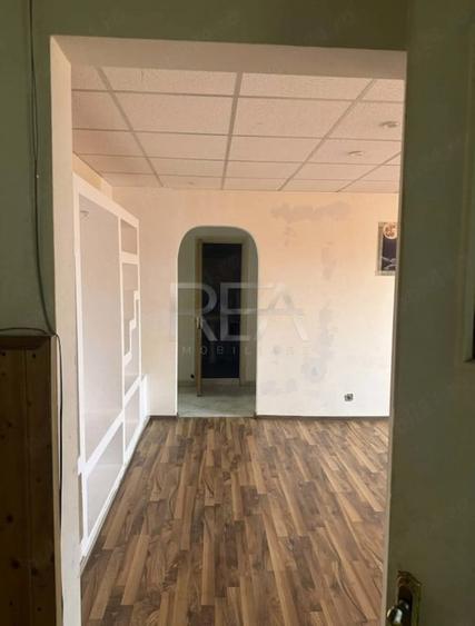 Apartament cu 3 camere semidecomandat în Giurgiului