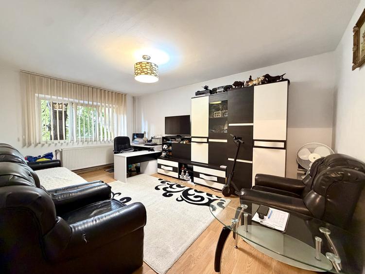 Apartament cu 3 camere decomandat, mobilat în Lunei