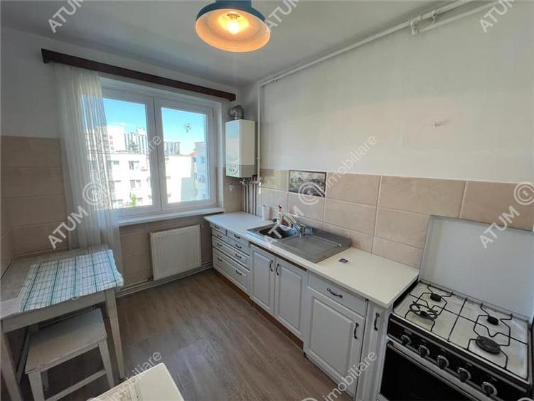 Apartament cu 3 camere semidecomandat, mobilat în Central