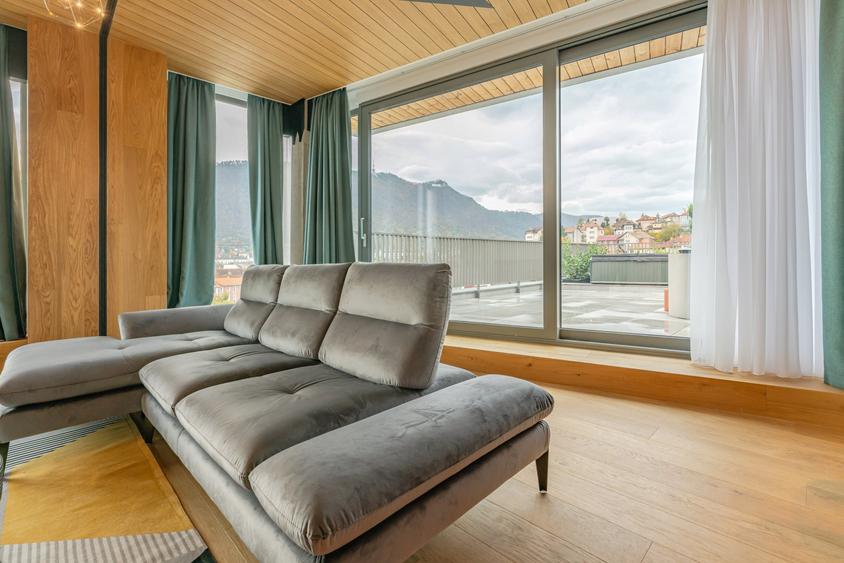Apartament cu 4 camere decomandat, mobilat în Ultracentral