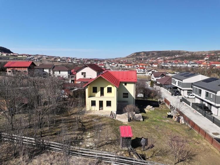 Casă cu 5 camere cu Teren 1000 Mp în Roșu