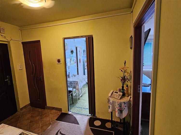 Apartament cu 3 camere decomandat în Brâncoveanu