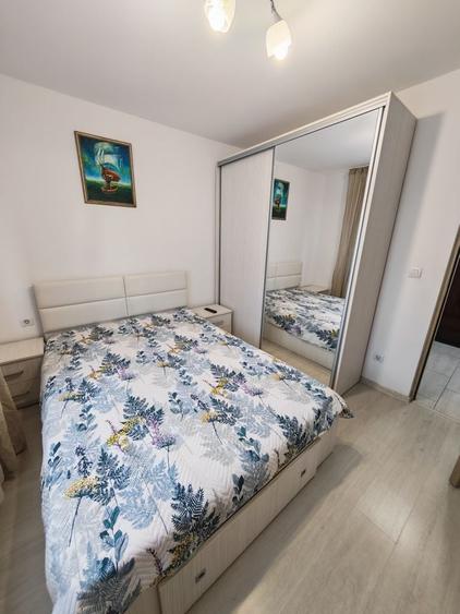 Apartament cu 3 camere semidecomandat în Tineretului