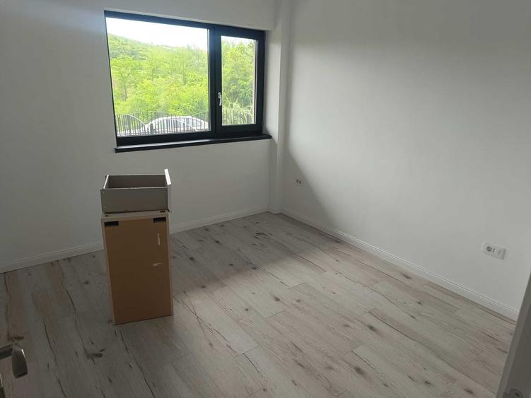 Apartament cu 3 camere decomandat în Exterior Vest