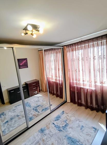Apartament cu 3 camere decomandat în Runcu