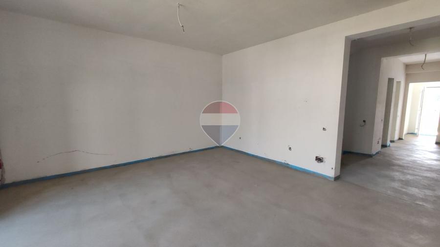 Casă cu 7 camere cu Teren 250 Mp în Florești