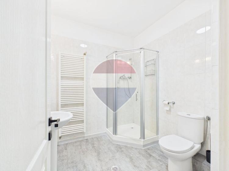 Apartament cu 3 camere semidecomandat în Tei