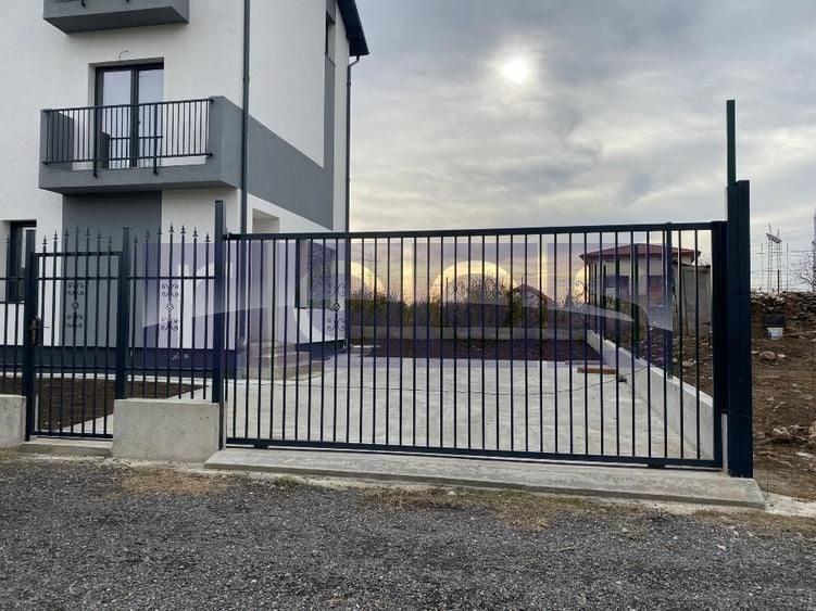 Duplex cu 5 camere cu Canalizare în Sălăjan