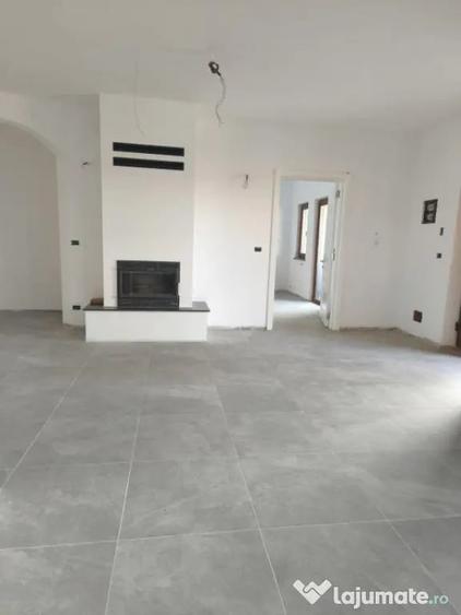 Casă cu 7 camere cu Teren 2500 Mp în Marginea