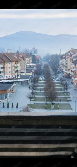 Apartament cu 3 camere decomandat în Petros