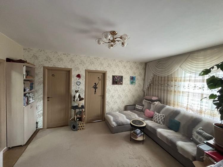 Apartament cu 3 camere semidecomandat, mobilat în Florești — fotografia 1