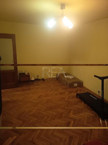 Apartament cu 4 camere decomandat, mobilat în Berceni