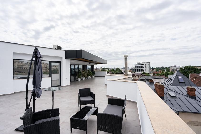 Penthouse cu 3 camere semidecomandat în Mitropolie