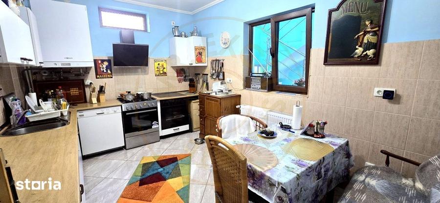 Casă cu 6 camere cu Canalizare în Sud