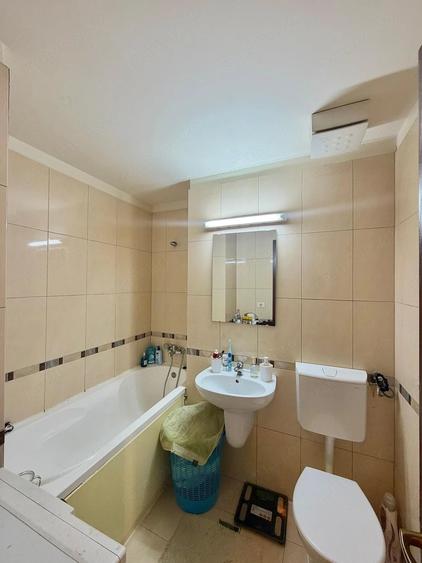 Apartament cu 3 camere semidecomandat în Buziașului