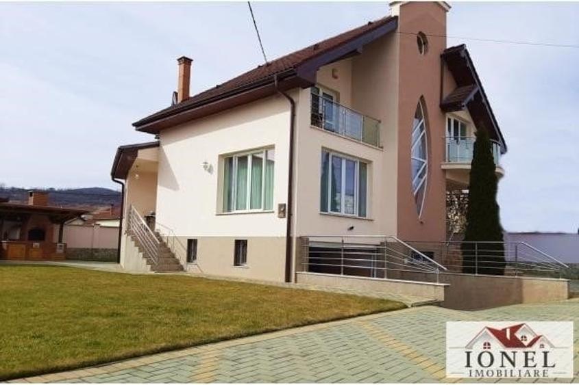 Casă individuală cu 5 camere cu Canalizare în Cetate