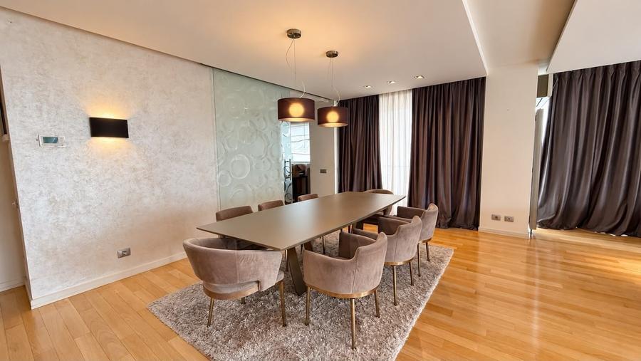 Apartament cu 4 camere, mobilat în Băneasa